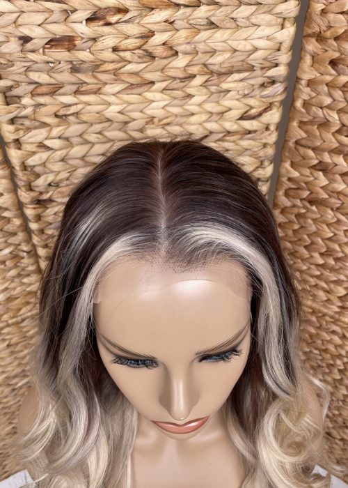 Perukdetalj eller färgexempel från Indigos Hairs perukguide