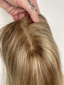 Perukdetalj eller färgexempel från Indigos Hairs perukguide