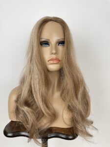 Perukdetalj eller färgexempel från Indigos Hairs perukguide