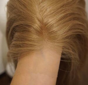 Perukdetalj eller färgexempel från Indigos Hairs perukguide