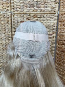 Perukdetalj eller färgexempel från Indigos Hairs perukguide