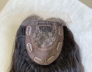 Perukdetalj eller färgexempel från Indigos Hairs perukguide