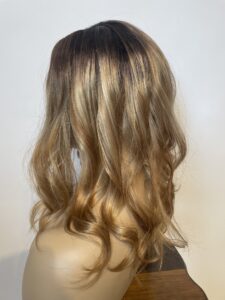 Perukdetalj eller färgexempel från Indigos Hairs perukguide