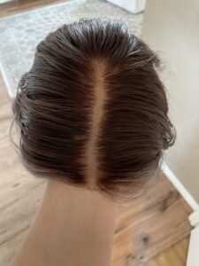 Perukdetalj eller färgexempel från Indigos Hairs perukguide