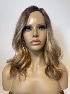 Perukdetalj eller färgexempel från Indigos Hairs perukguide