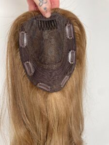 Perukdetalj eller färgexempel från Indigos Hairs perukguide