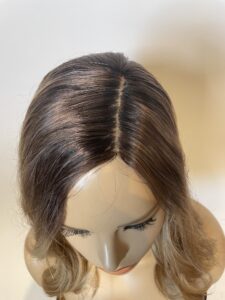 Perukdetalj eller färgexempel från Indigos Hairs perukguide