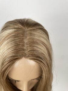 Perukdetalj eller färgexempel från Indigos Hairs perukguide